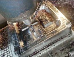 niestandardowa forma latarni ulicznej